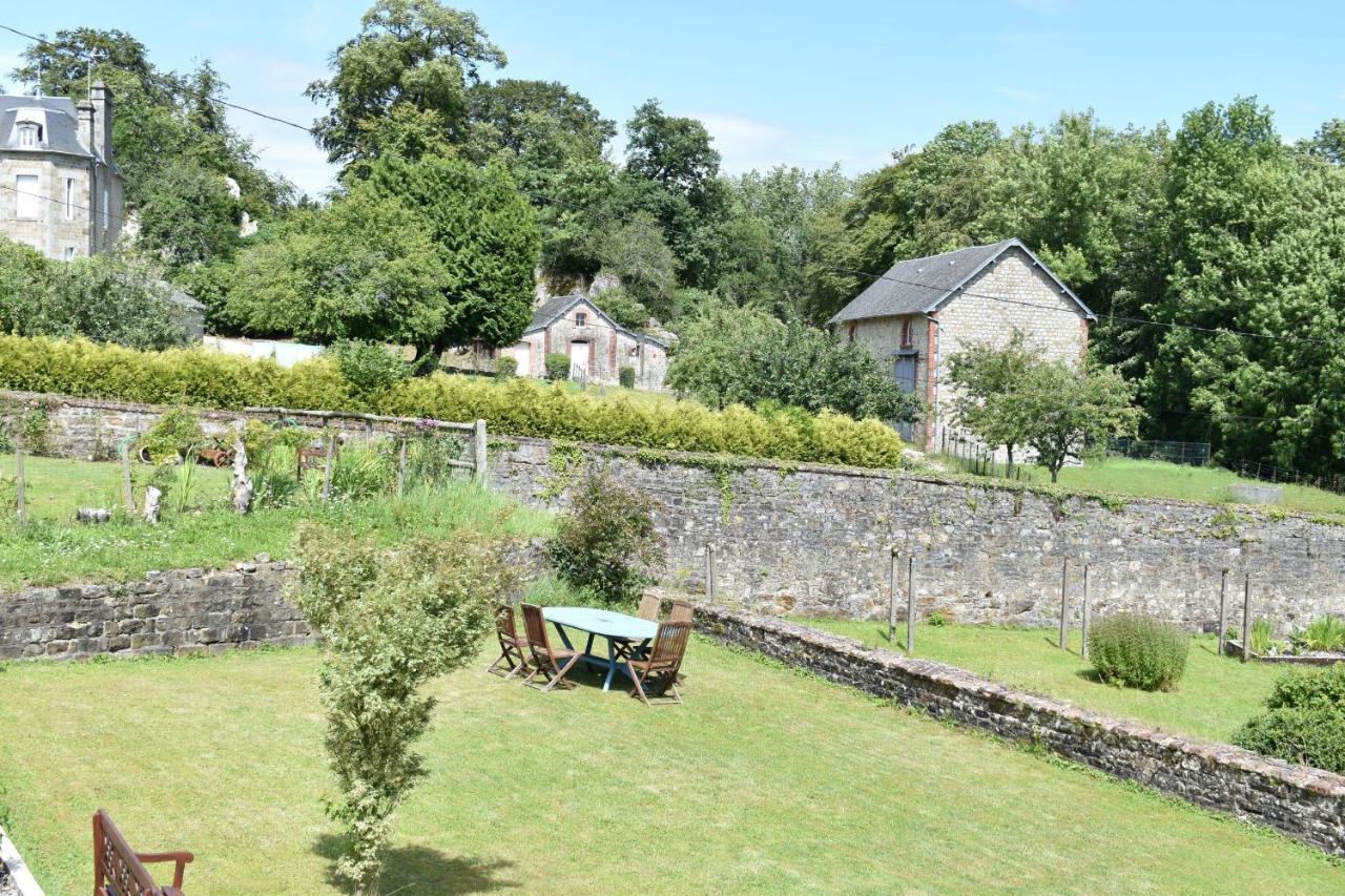 Gites In Le Neufbourg -Mortain Exteriör bild
