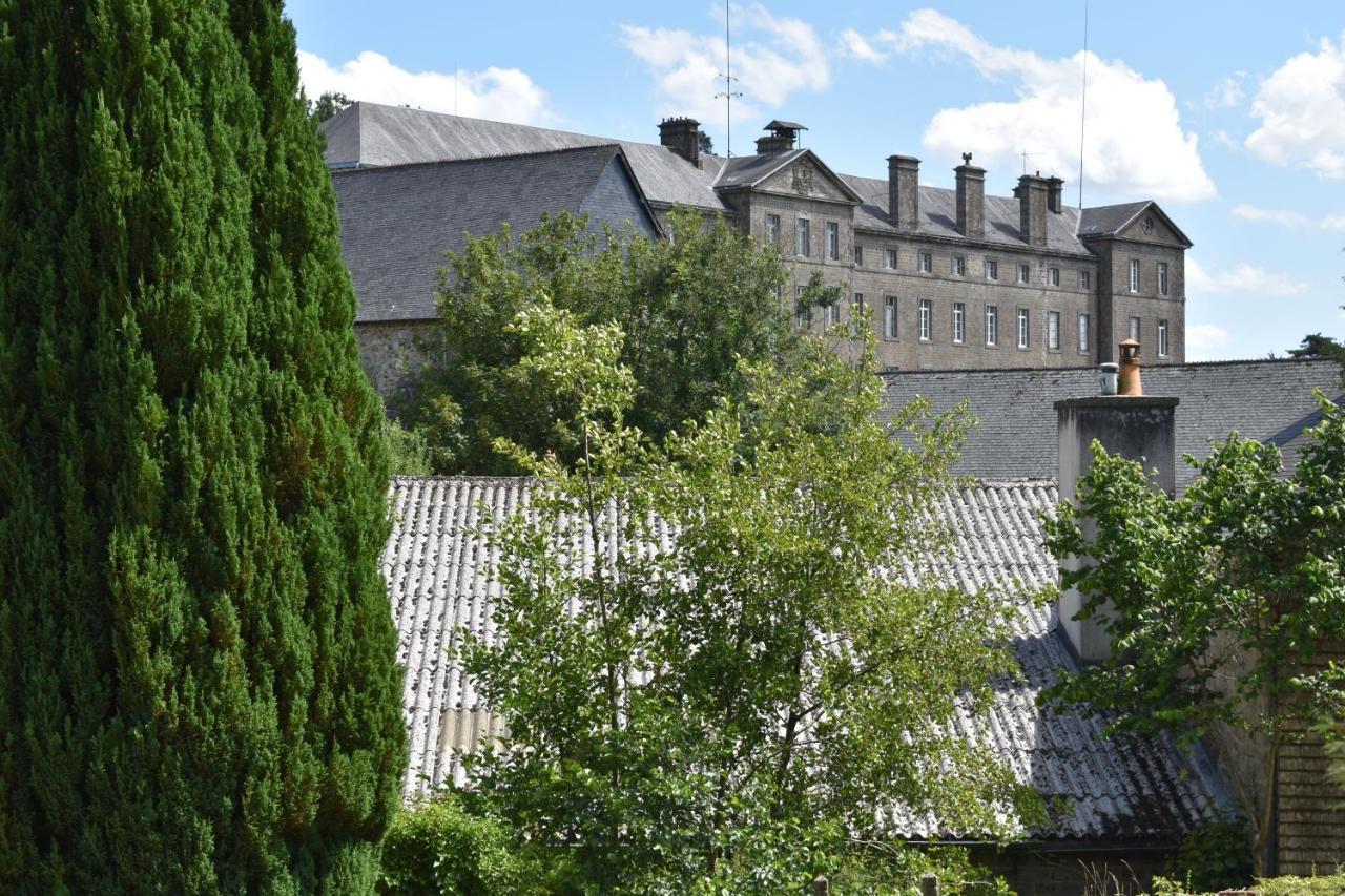 Gites In Le Neufbourg -Mortain Exteriör bild