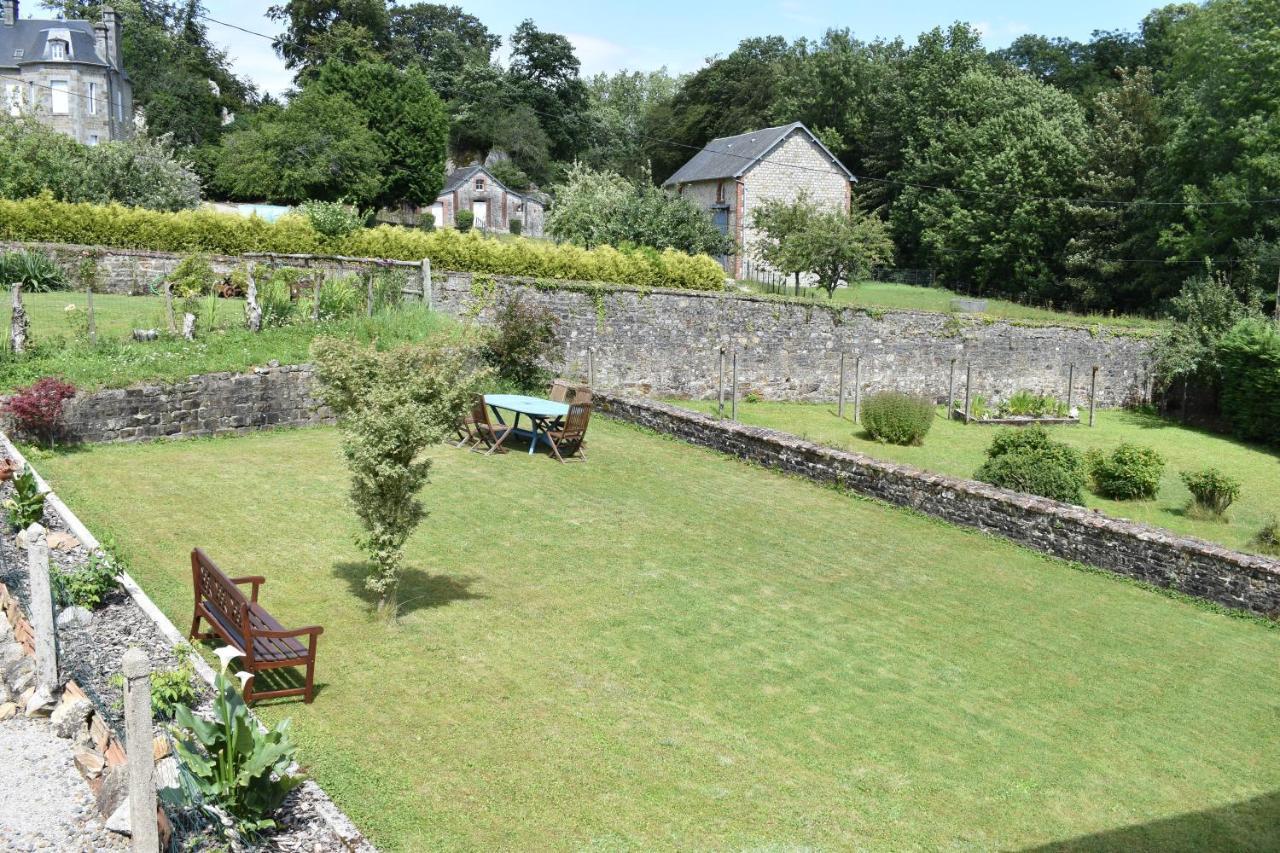 Gites In Le Neufbourg -Mortain Exteriör bild